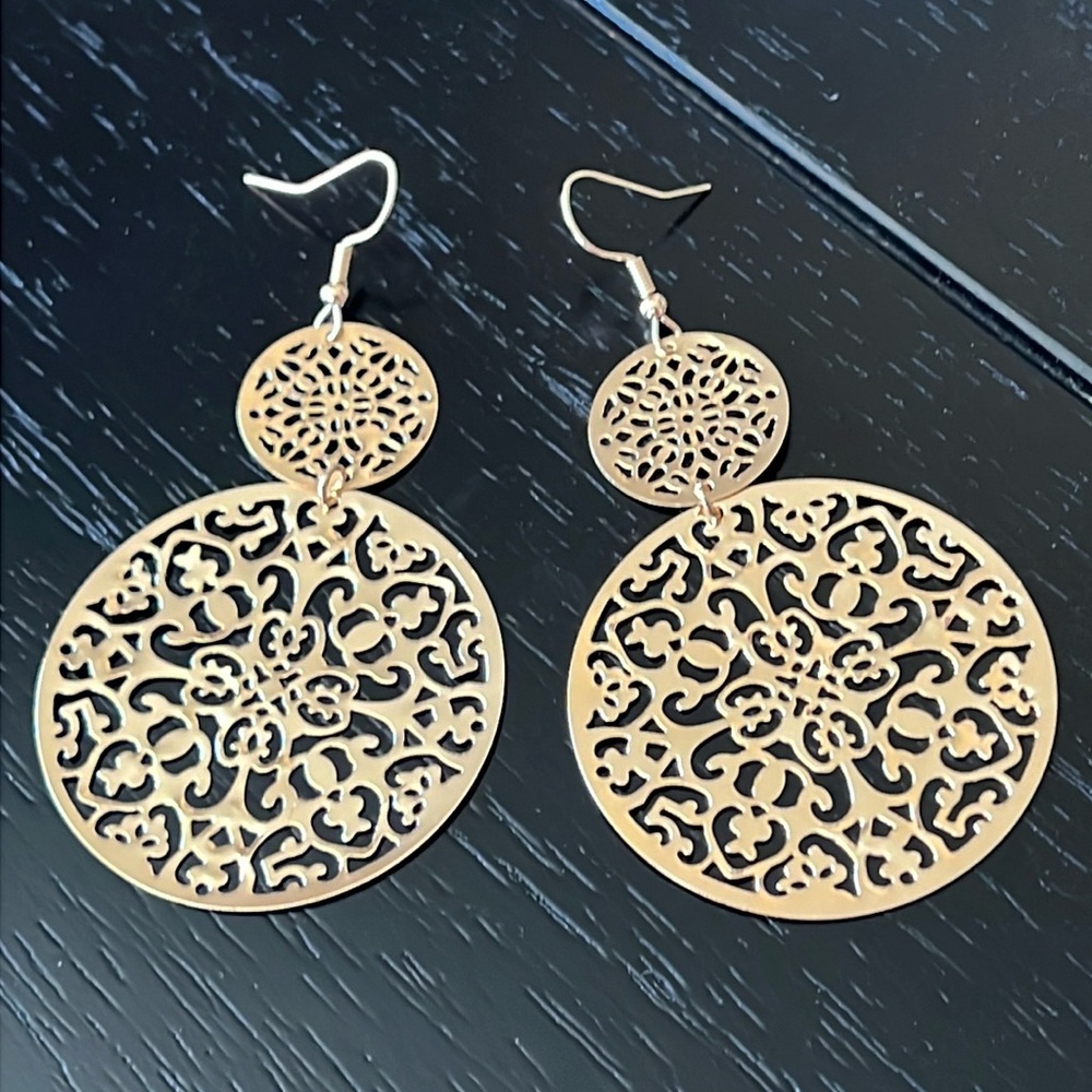 Gold tone filigree earrings-NWT